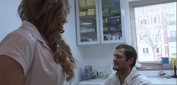 trendsUne jeune stagiaire dentiste, offre ses orifices, pour son stage en entreprise.